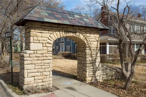 $475,000 | 524 East 56th Street, Kansas City, MO 64110