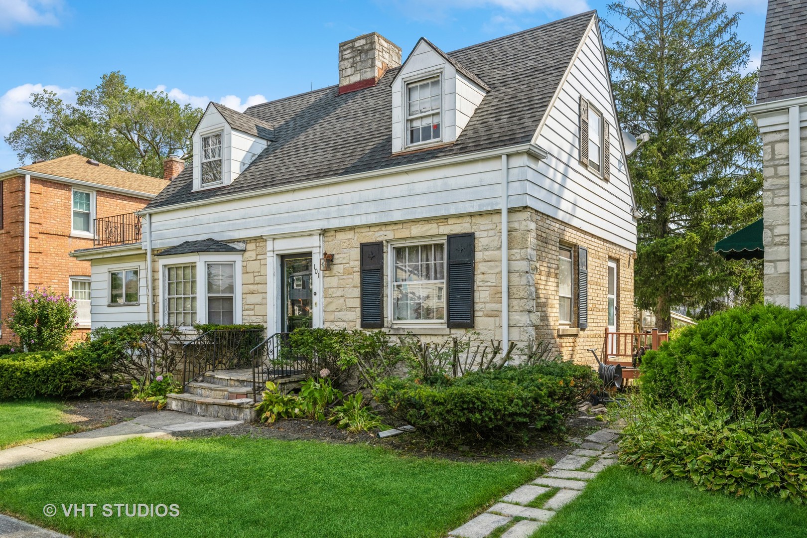 101 North Knight Avenue Park Ridge, IL 60068 - Photo 1 of 10 a view of a brick house with a yard and plants