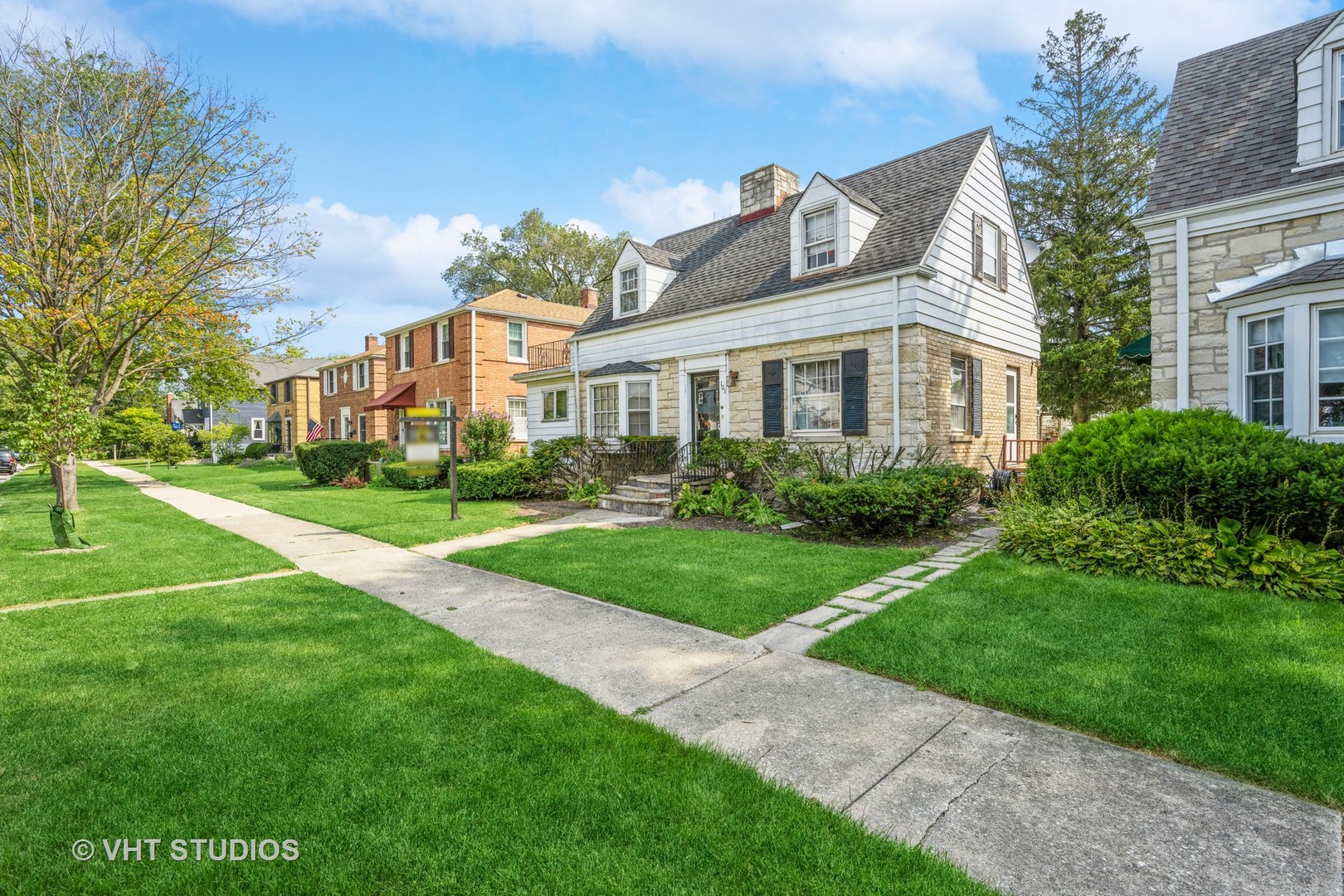 101 North Knight Avenue Park Ridge, IL 60068 - Photo 4 of 10 a front view of a house with a garden