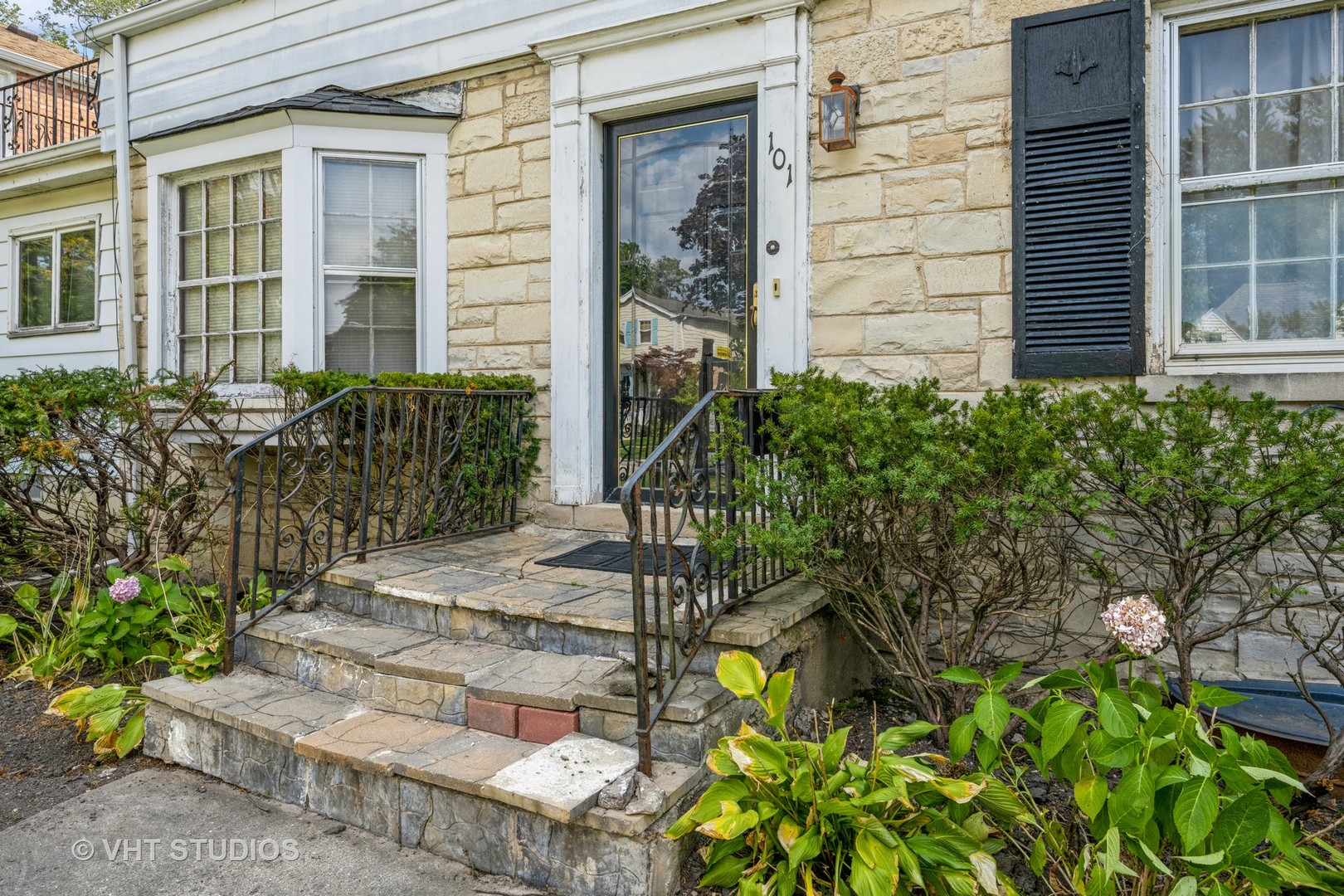 101 North Knight Avenue Park Ridge, IL 60068 - Photo 5 of 10 a front view of a house with a garden