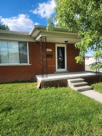 $190,000 | 18327 Holland Avenue, Eastpointe, MI 48021