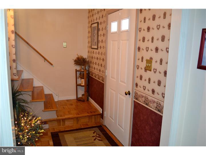 807 Broadcasting Road Wyomissing, PA 19610 - Photo 3 of 25 Foyer