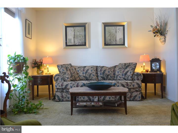 807 Broadcasting Road Wyomissing, PA 19610 - Photo 4 of 25 Living Room