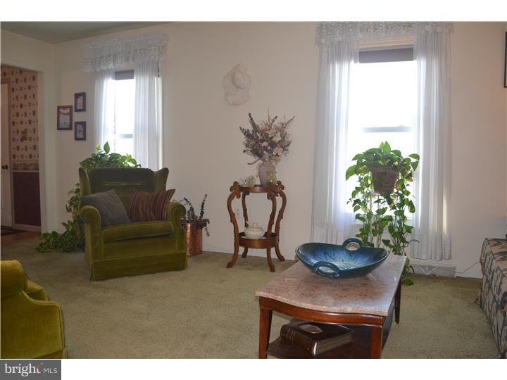 807 Broadcasting Road Wyomissing, PA 19610 - Photo 5 of 25 Living Room