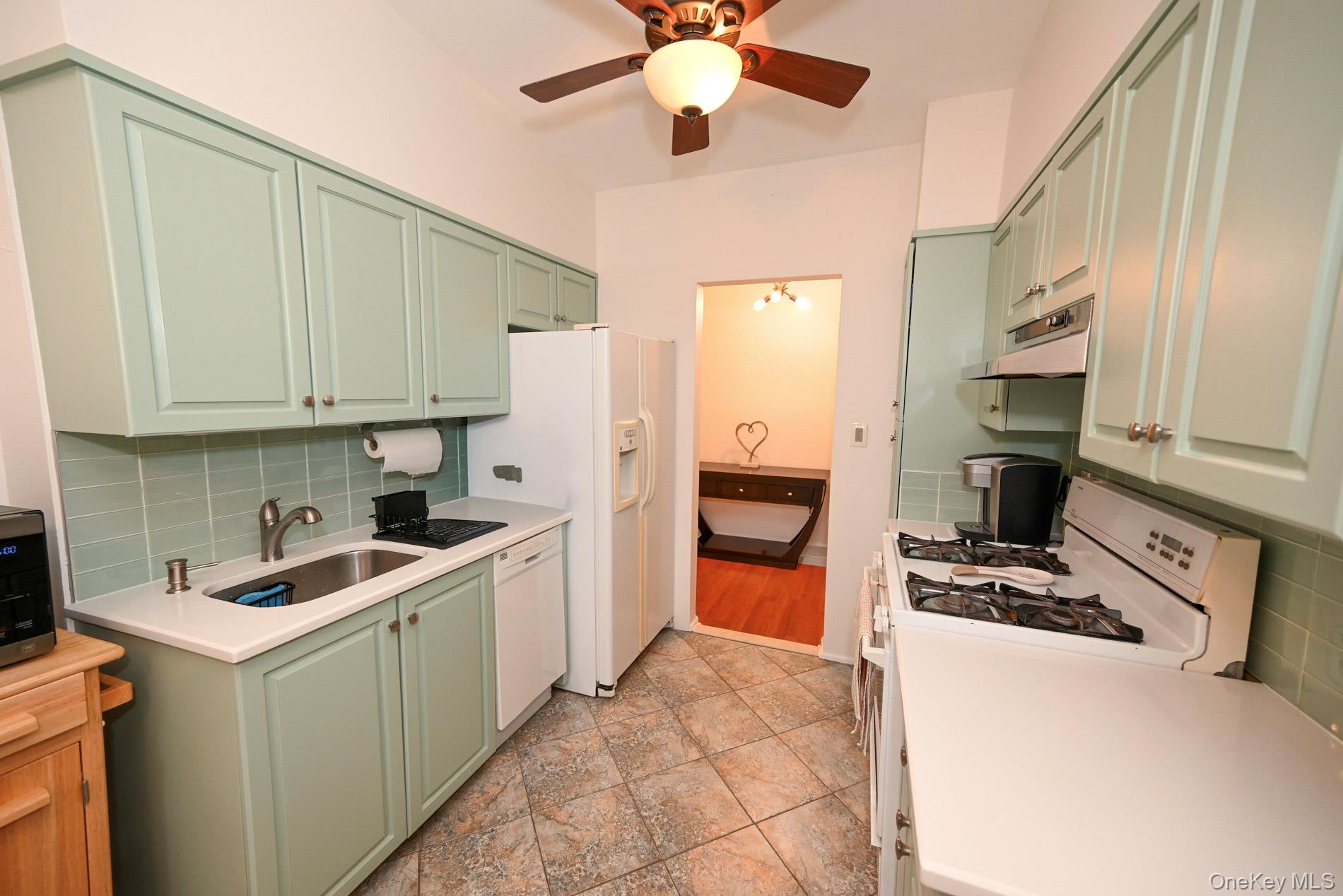 271 North Newbridge Road, Unit 2C Levittown, NY 11756 - Photo 16 of 34