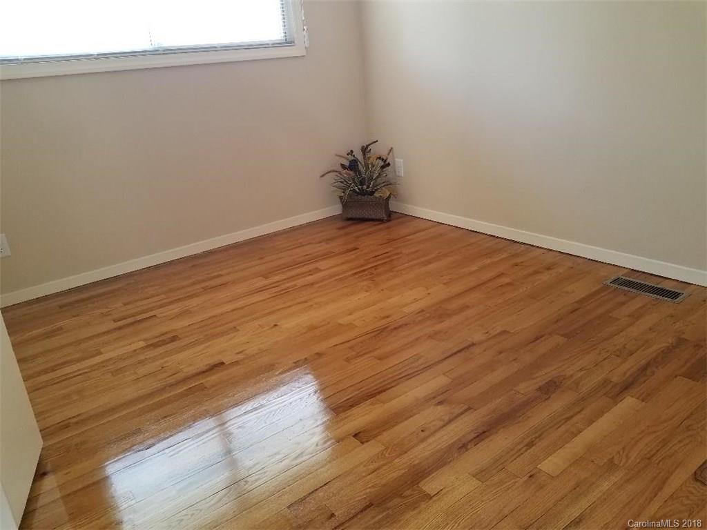 2720 Thornton Road Charlotte, NC 28208 - Photo 5 of 17 Gallery Image 5