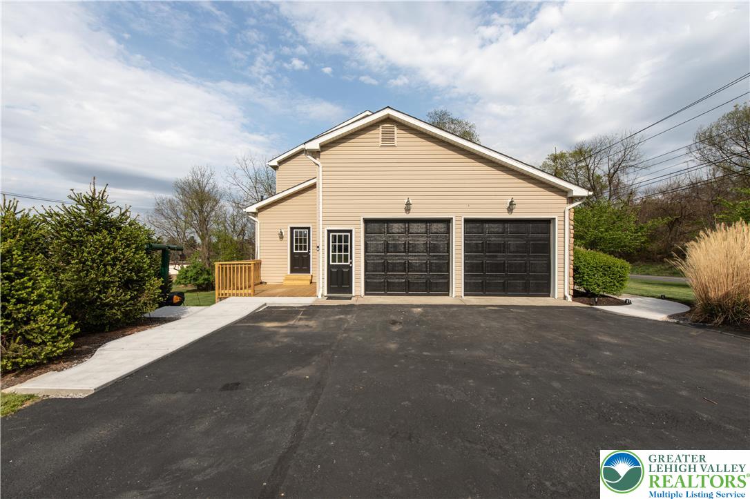 2575 Huckleberry Road Allentown, PA 18104 - Photo 4 of 57