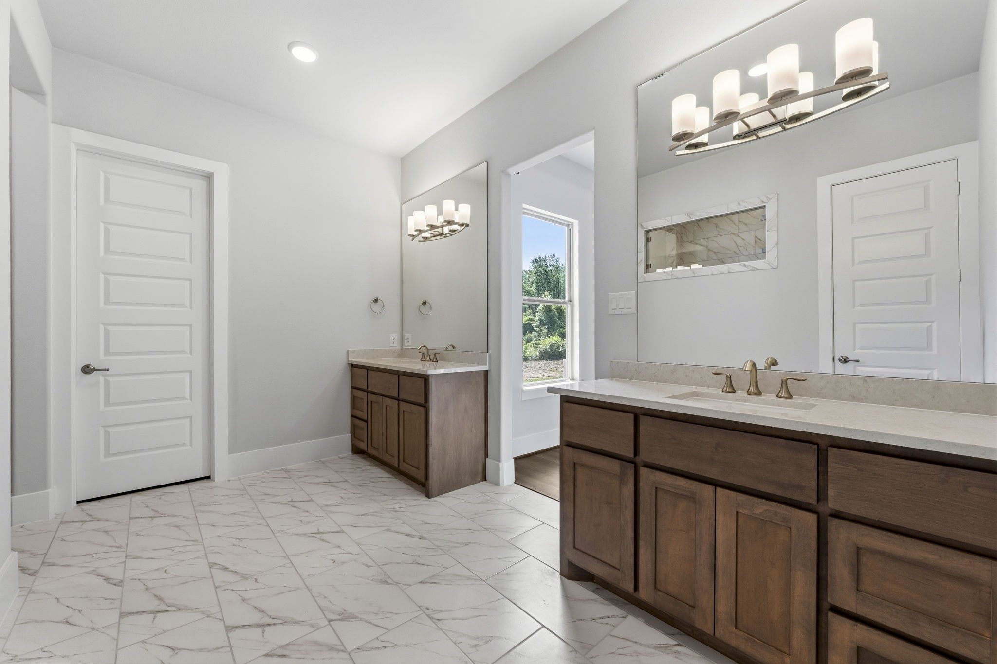 16140 Frst Ml Road Willis, TX 77378 - Photo 22 of 48 Primary bathroom
