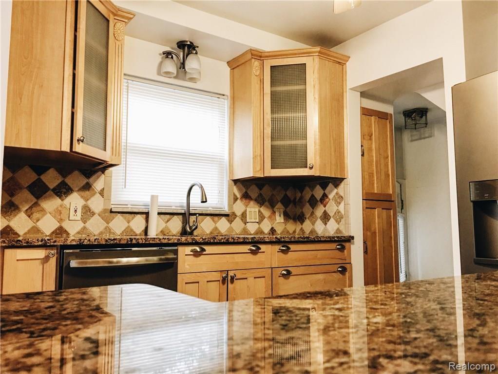 2647 Kenmore Road Berkley, MI 48072 - Photo 10 of 17 image.jpeg
