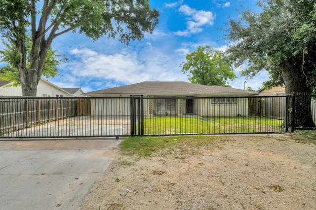 $1,700 | 6814 Della Street, Houston, TX 77093