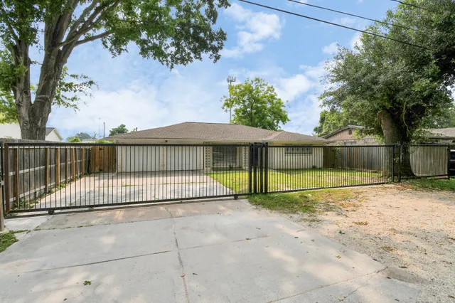 $1,700 | 6814 Della Street, Houston, TX 77093