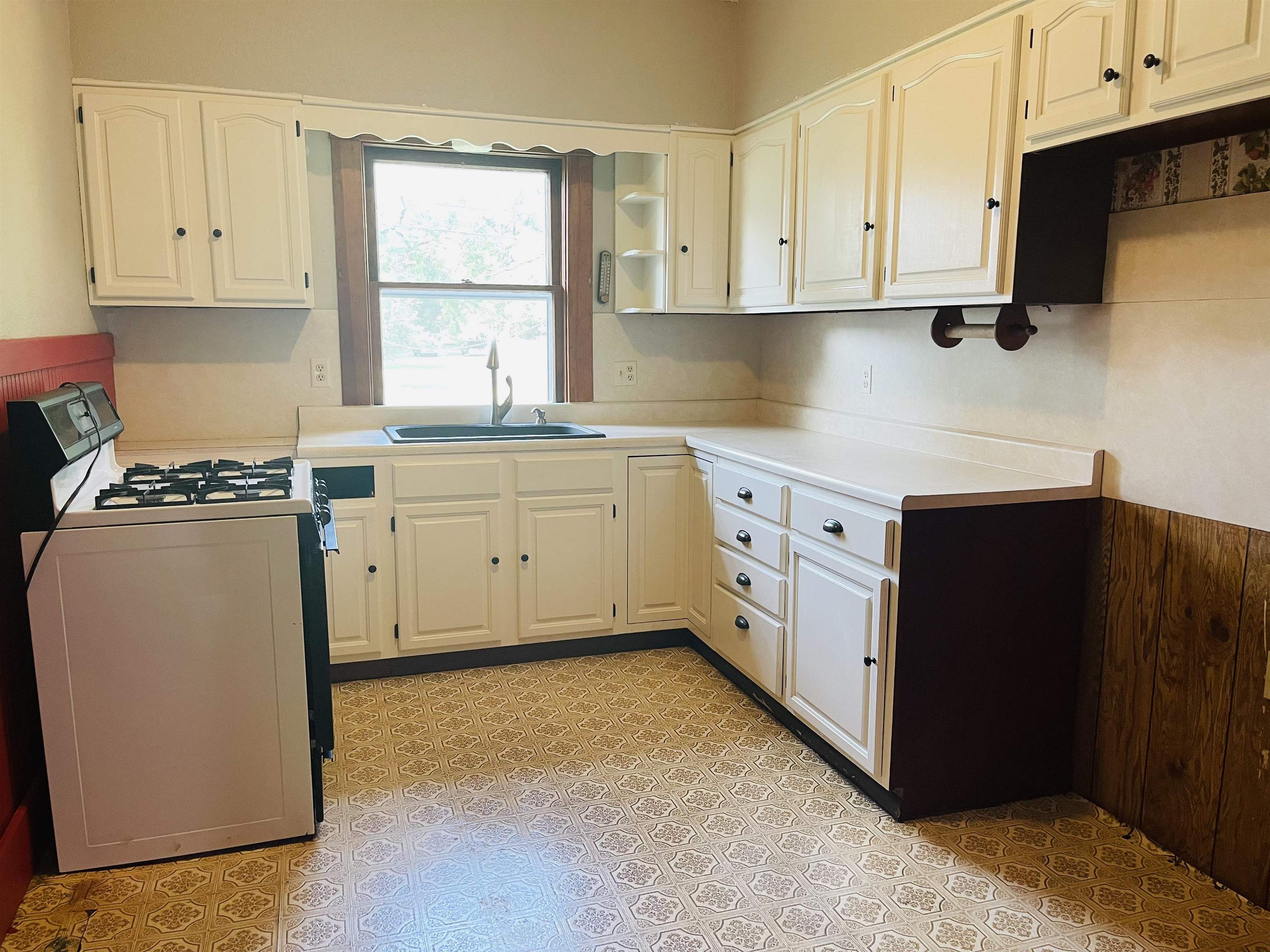 204 Miller Street Marion, KS 66861 - Photo 10 of 27