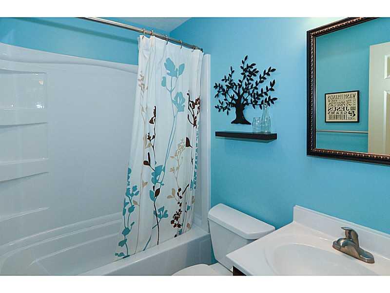 190 Goldsmith Road Pittsburgh, PA 15237 - Photo 12 of 18 Full Bath.