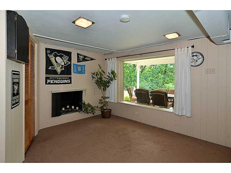 190 Goldsmith Road Pittsburgh, PA 15237 - Photo 13 of 18 Den.