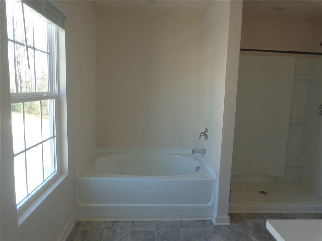 132 Russell Road Pendergrass, GA 30567 - Photo 27 of 50 a bathroom with a bathtub