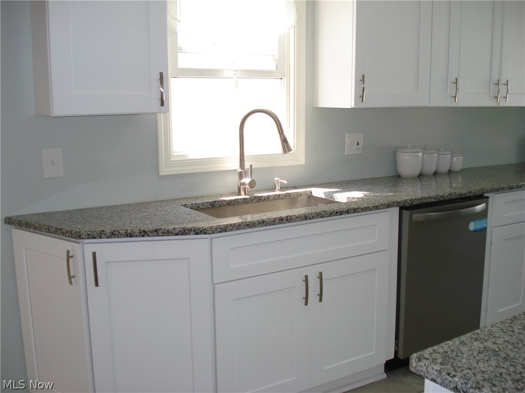 4113 Bayard Road Cleveland, OH 44121 - Photo 3 of 35
