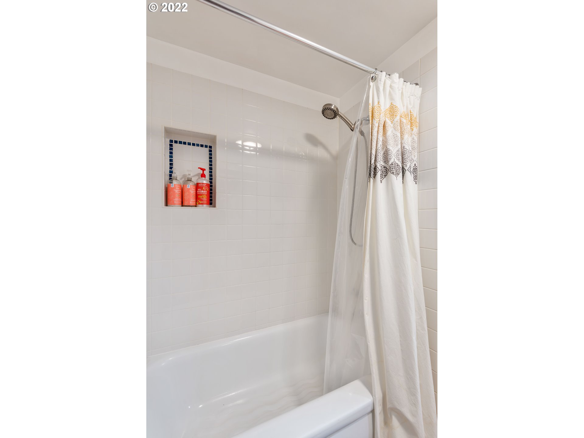 2390 Frontier Drive Eugene, OR 97401 - Photo 12 of 32 a bathroom with a bathtub and a shower