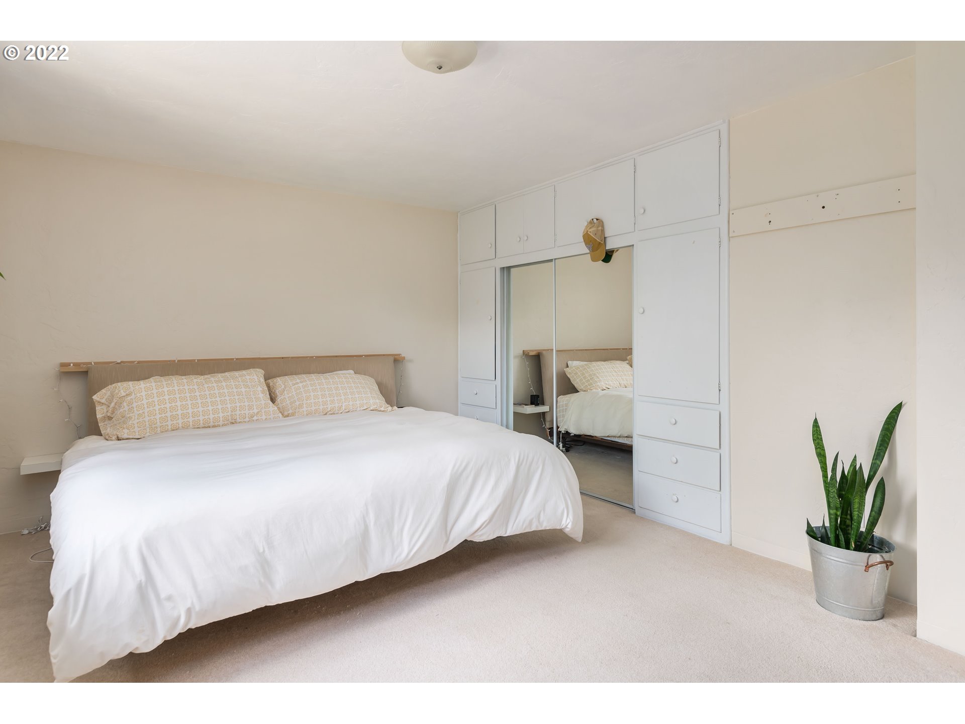 2390 Frontier Drive Eugene, OR 97401 - Photo 14 of 32 a bedroom with a bed and a potted plant