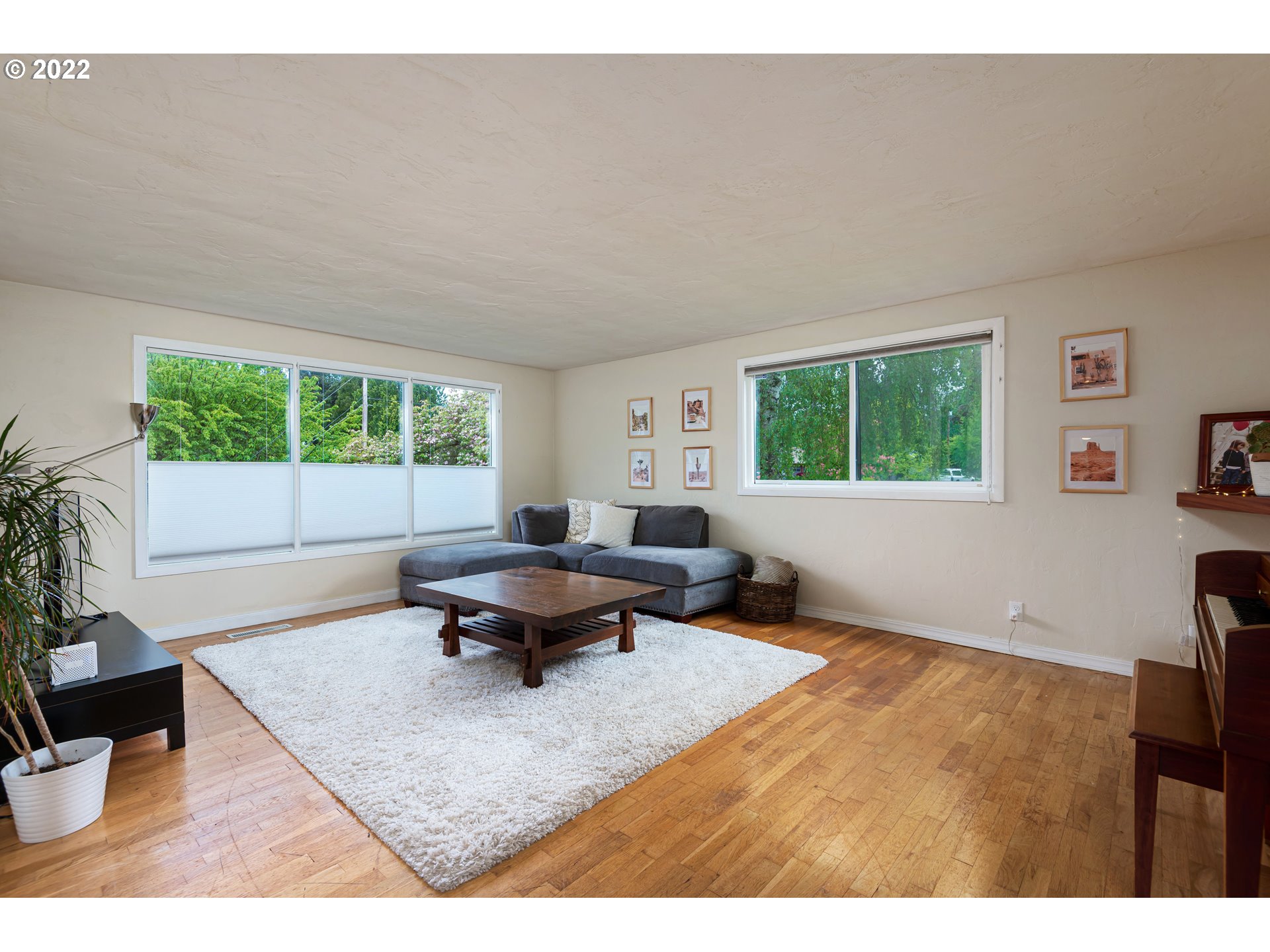 2390 Frontier Drive Eugene, OR 97401 - Photo 2 of 32 a living room with furniture and a window