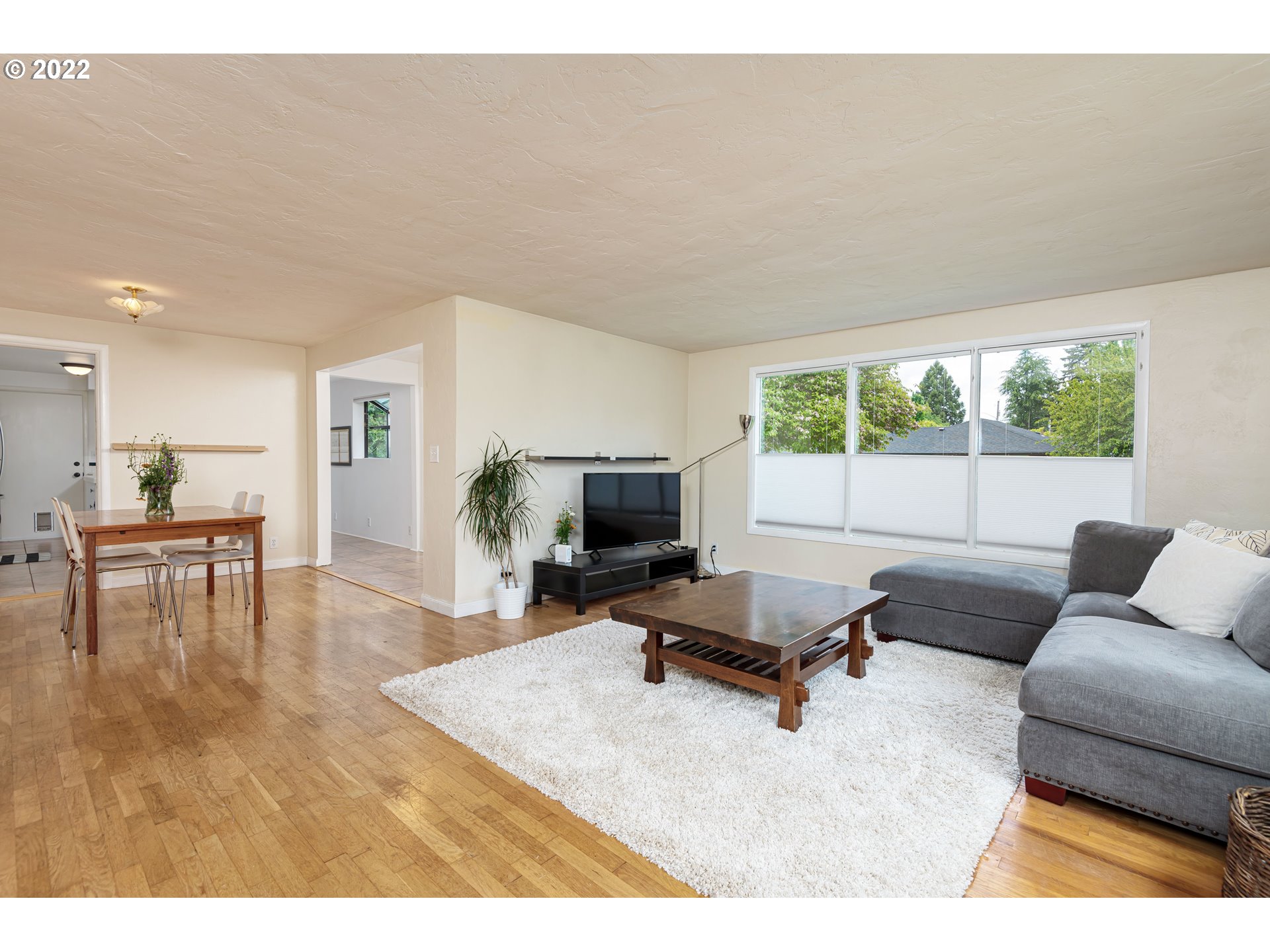 2390 Frontier Drive Eugene, OR 97401 - Photo 3 of 32 a living room with furniture and a table