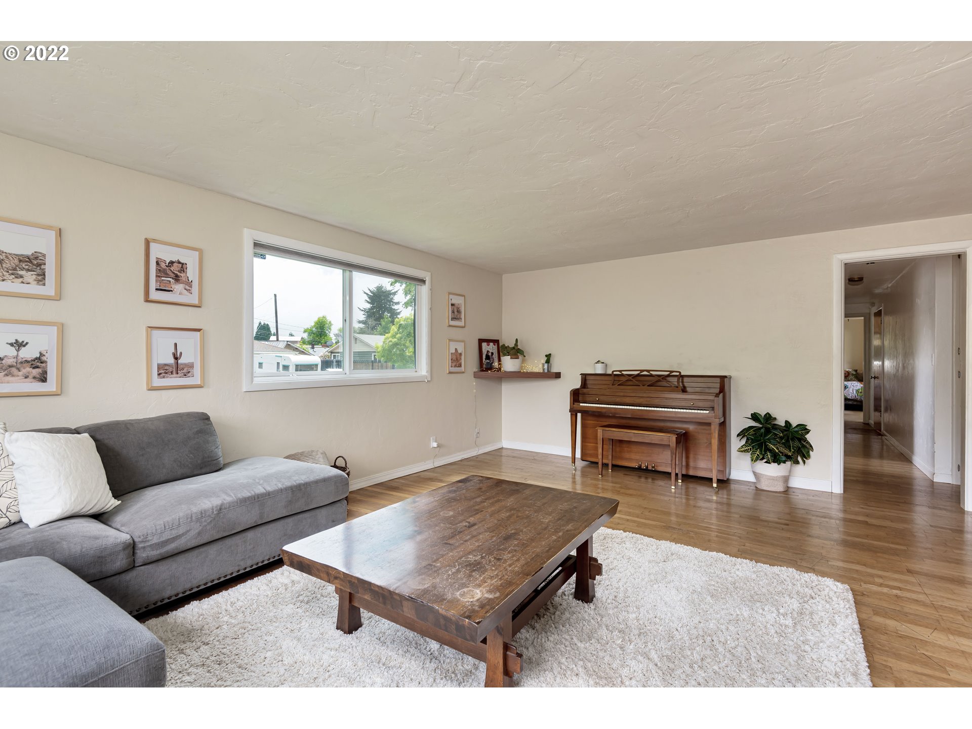 2390 Frontier Drive Eugene, OR 97401 - Photo 4 of 32 a living room with furniture and a piano