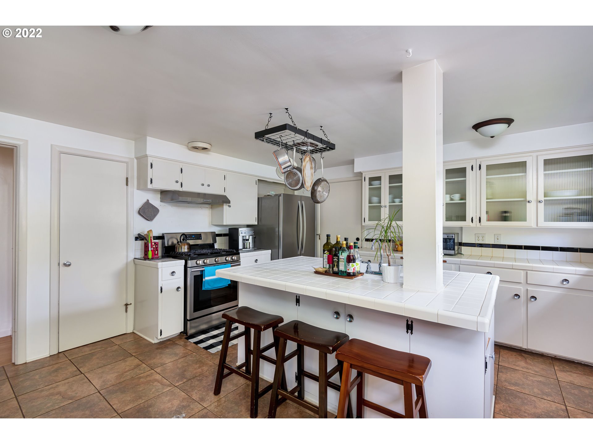 2390 Frontier Drive Eugene, OR 97401 - Photo 8 of 32 a kitchen with a table chairs stove and refrigerator