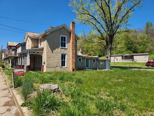 a view of a house with a yard