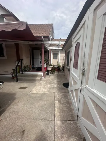 a view of backyard of house and trees