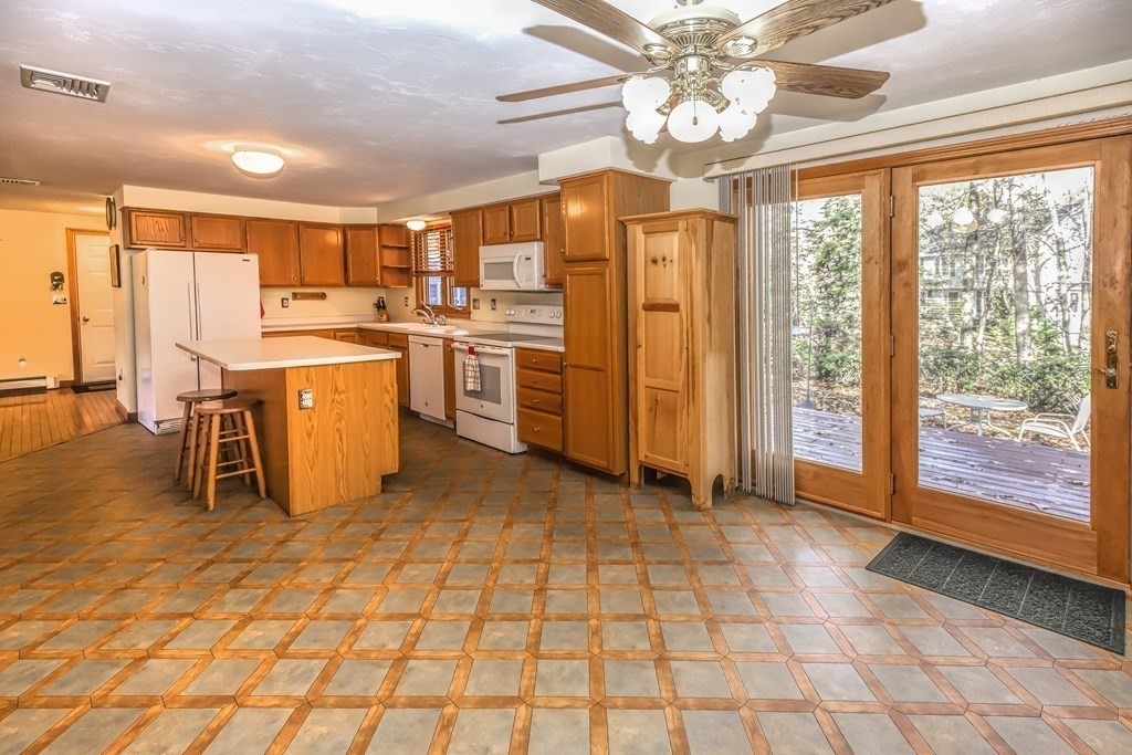 28 Country Road Uxbridge, MA 01569 - Photo 11 of 42 Gallery Image 11
