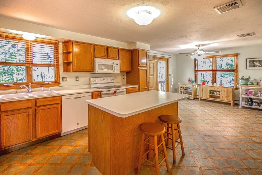 28 Country Road Uxbridge, MA 01569 - Photo 9 of 42 Gallery Image 9