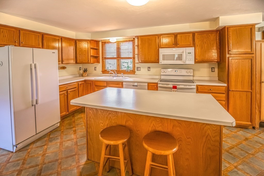 28 Country Road Uxbridge, MA 01569 - Photo 10 of 42 Gallery Image 10