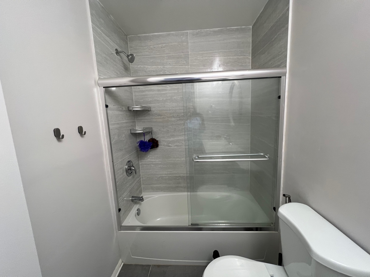 641 Surfside Point, Unit 641 Schaumburg, IL 60194 - Photo 14 of 18 a bathroom with a shower