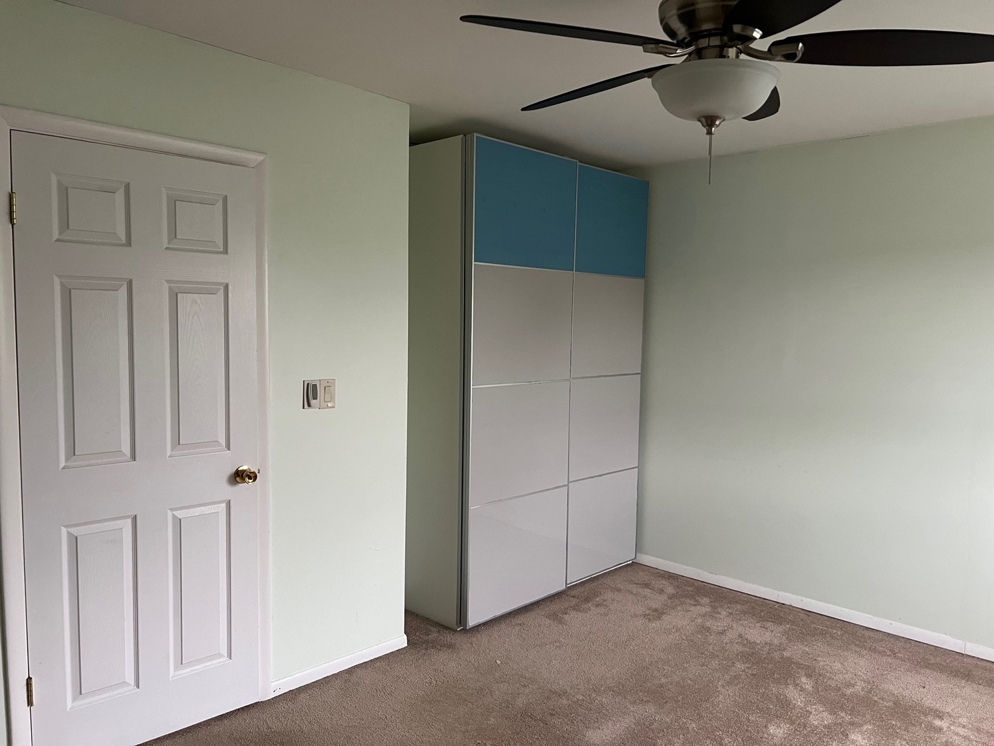 641 Surfside Point, Unit 641 Schaumburg, IL 60194 - Photo 9 of 18 an empty room with a ceiling fan