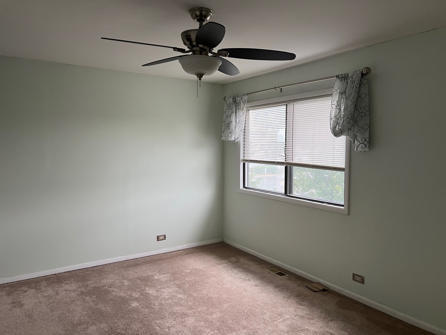 641 Surfside Point, Unit 641 Schaumburg, IL 60194 - Photo 10 of 18 a view of an empty room with a window