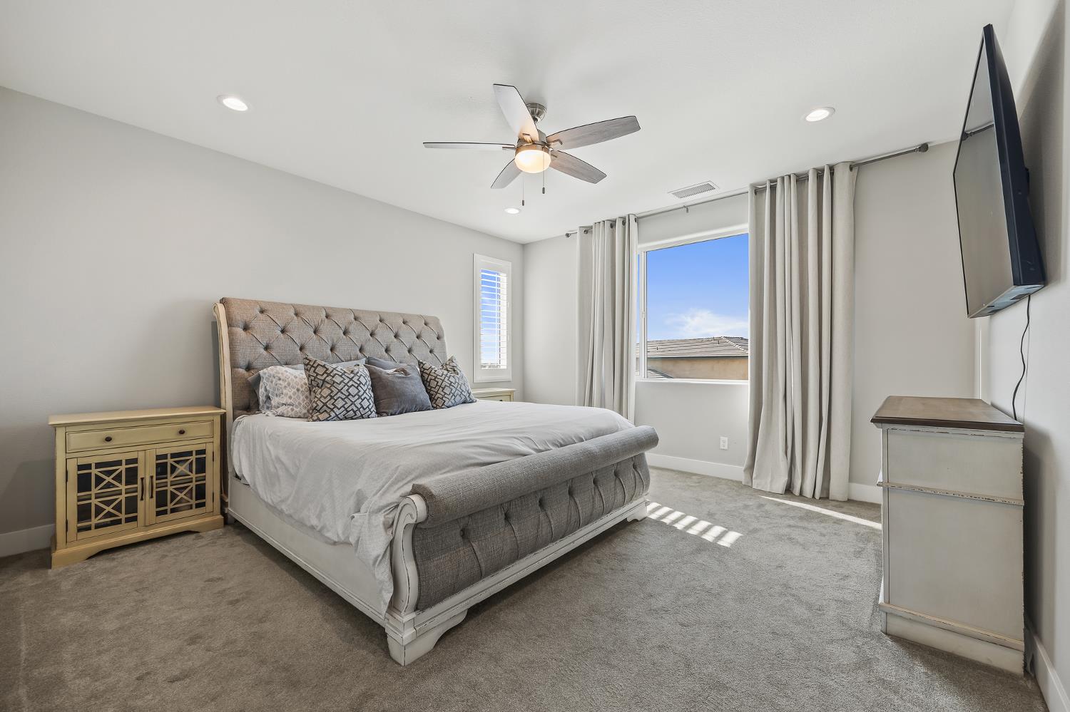 4342 Oak Knoll Road Madera, CA 93636 - Photo 14 of 27 Primary bedroom upstairs