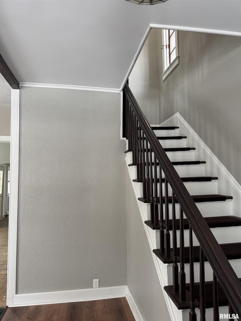 609 5th Avenue South Clinton, IA 52732 - Photo 13 of 25 a view of entryway