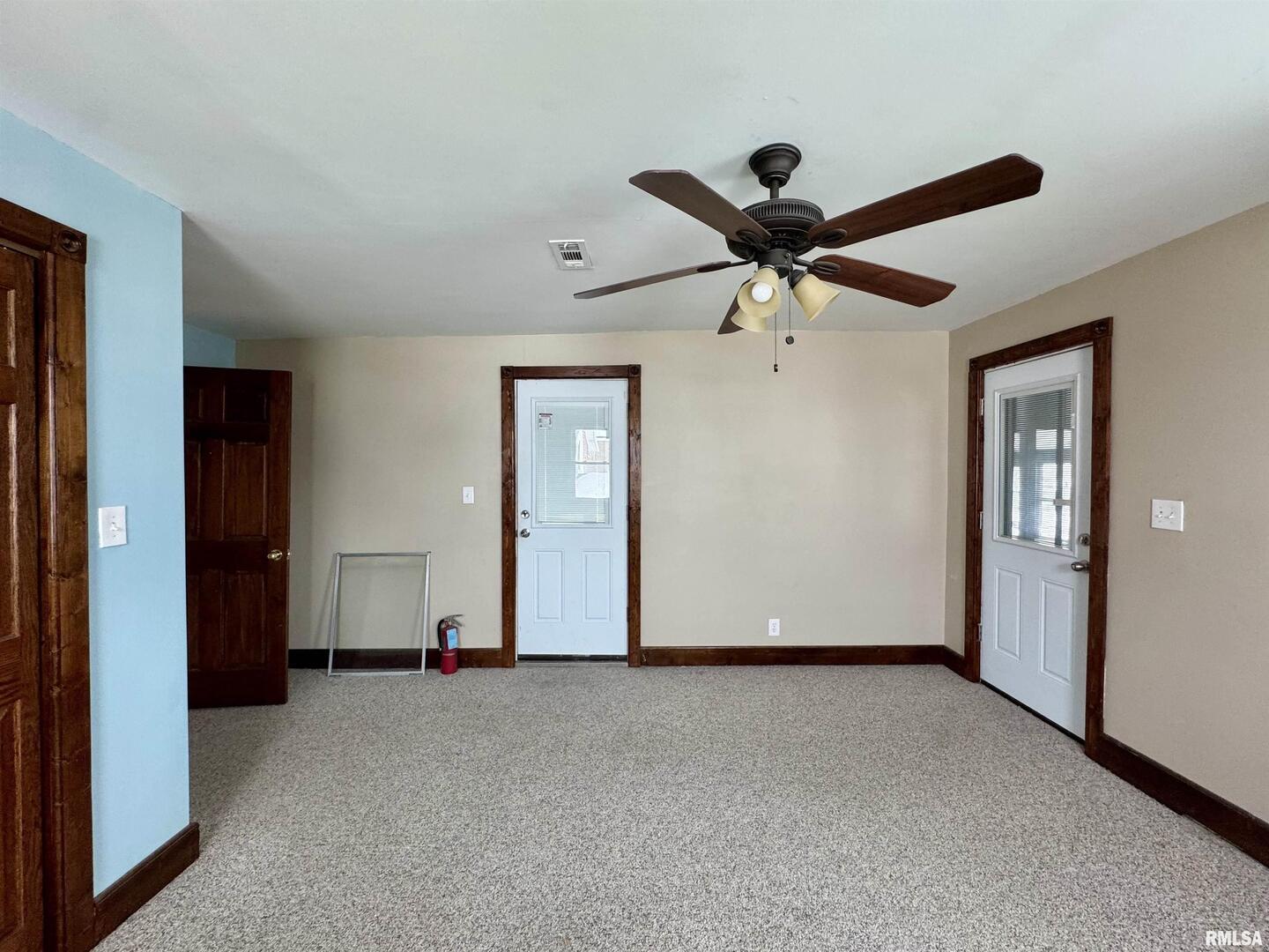 609 5th Avenue South Clinton, IA 52732 - Photo 22 of 25 an empty room with closet and a ceiling fan