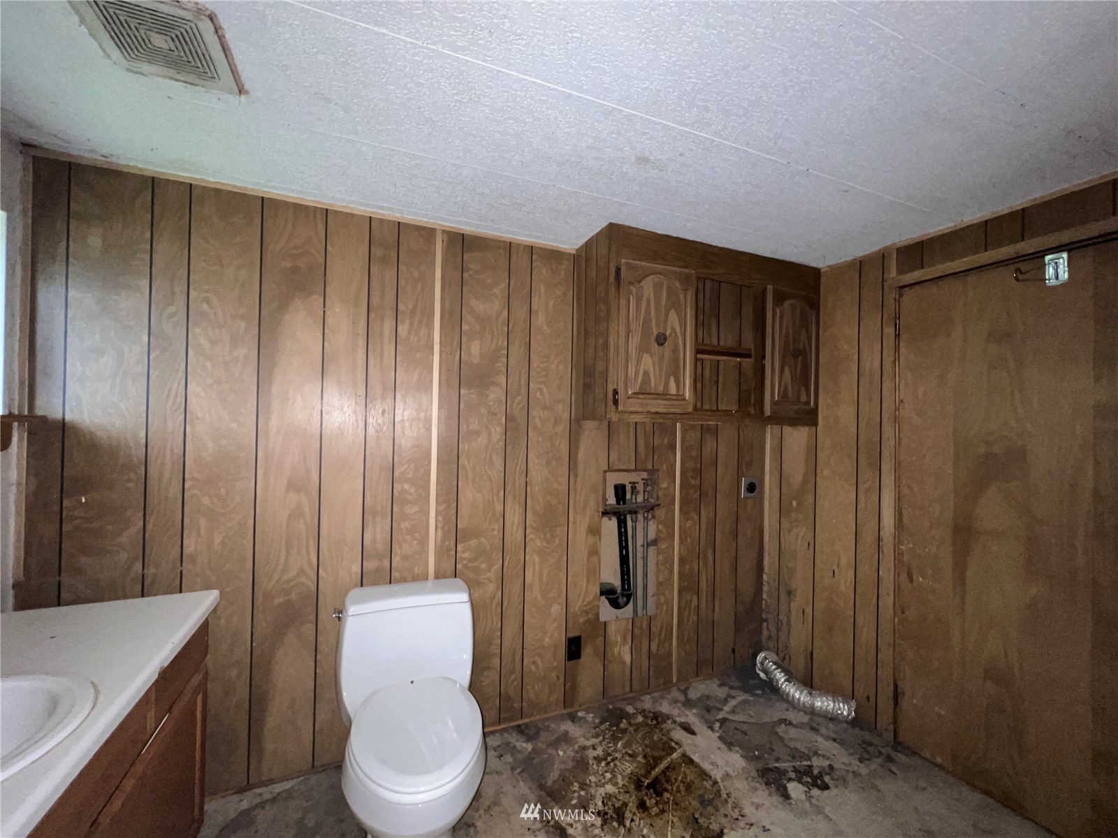 2 Hidden Falls Spur Road Republic, WA 99166 - Photo 13 of 26 a bathroom with a toilet a sink and shower