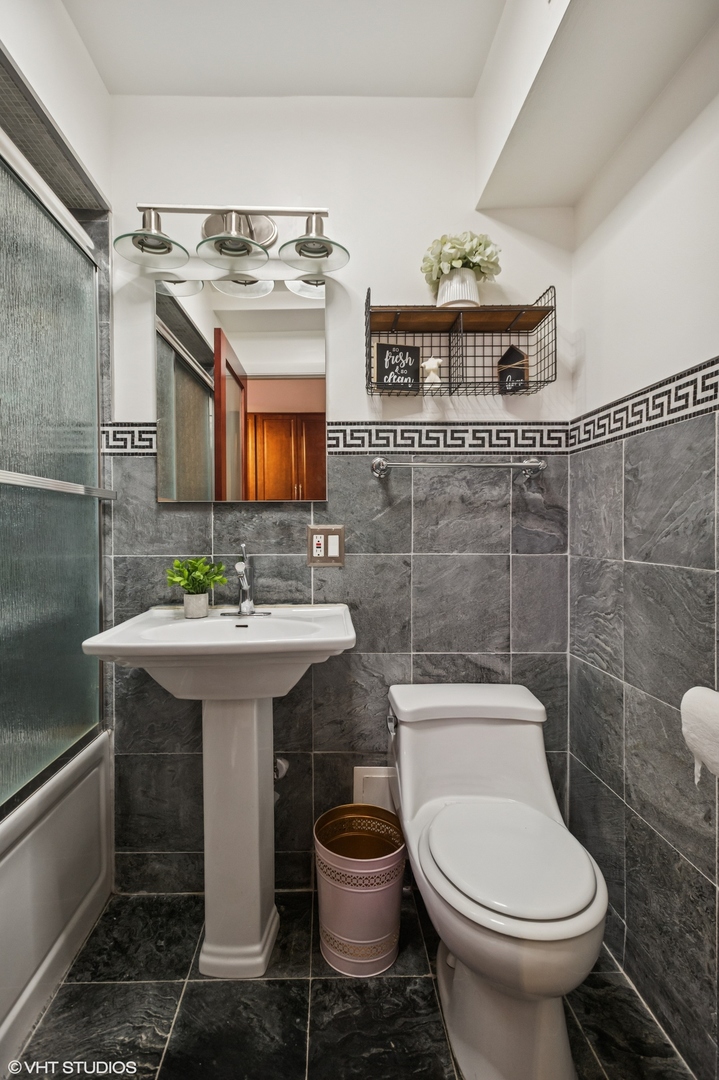 205 Ridge Road, Unit 204 Wilmette, IL 60091 - Photo 14 of 16 a bathroom with a sink toilet and shower
