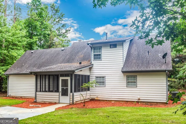a view of a house with a backyard