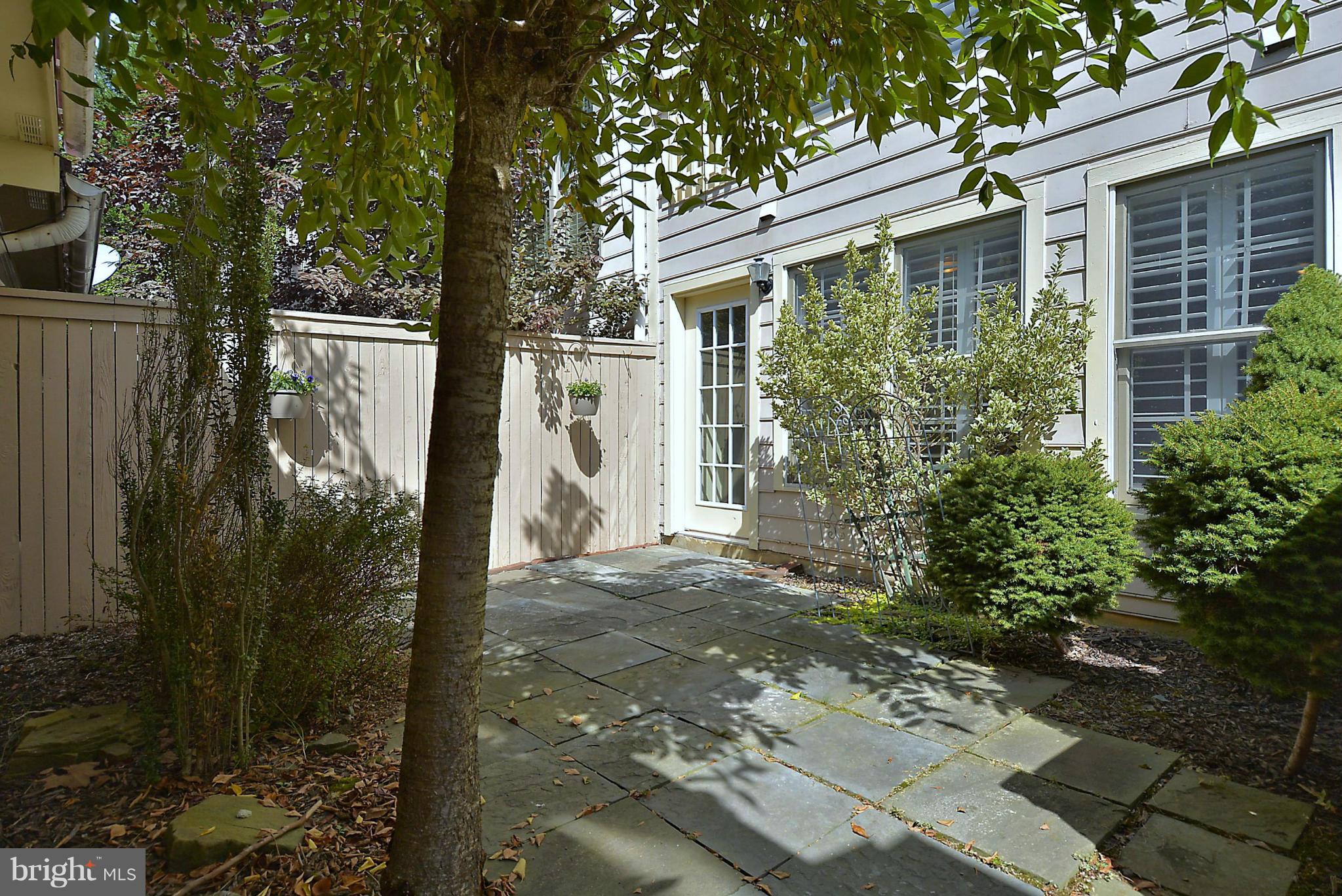 110 Hart Road Gaithersburg, MD 20878 - Photo 24 of 30 Courtyard Patio