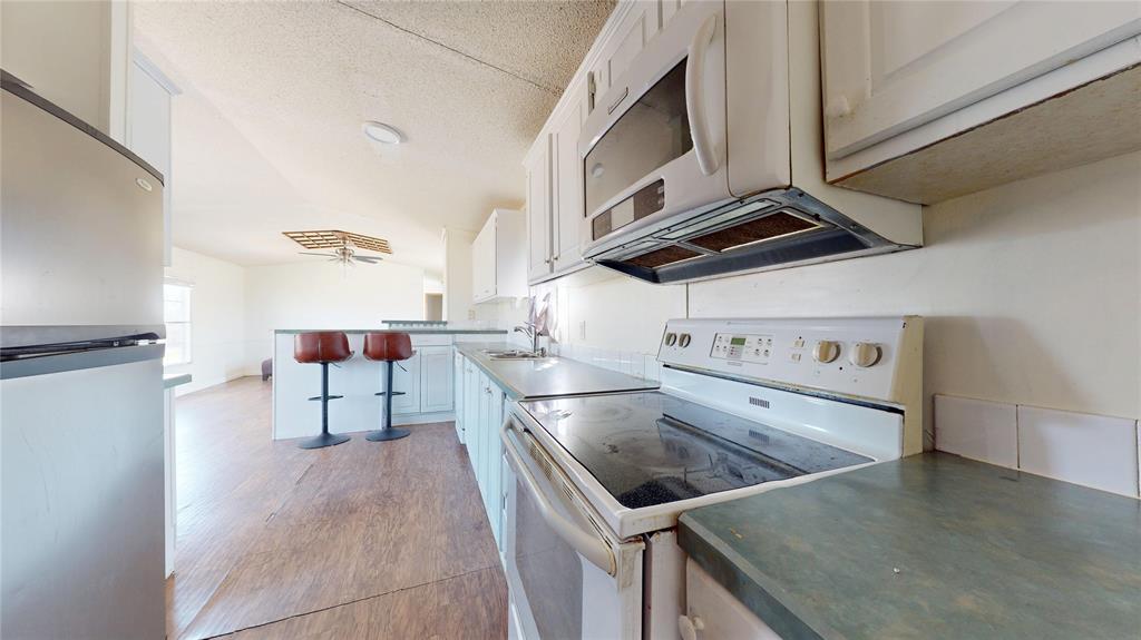 206 Creekview Meadows Court Springtown, TX 76082 - Photo 6 of 13 White House Kitchen