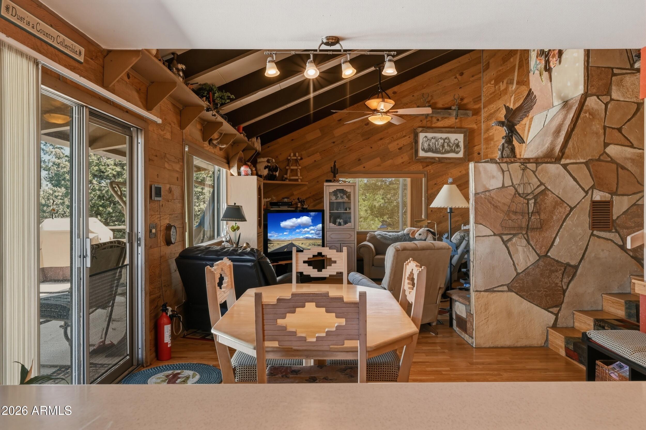 902 West Rim View Road Payson, AZ 85541 - Photo 13 of 46 Dining/Living