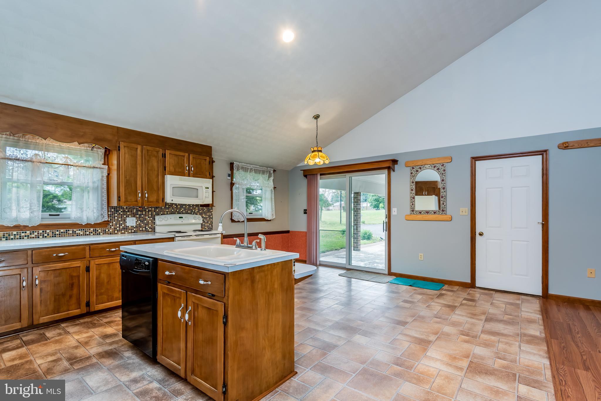 37 Middle Spring Road Shippensburg, PA 17257 - Photo 16 of 29 Kitchen / dining area