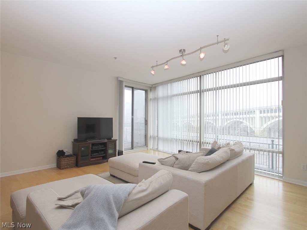 1237-802 Washington Avenue, Unit 802 Cleveland, OH 44113 - Photo 3 of 16 Great Room & Great View