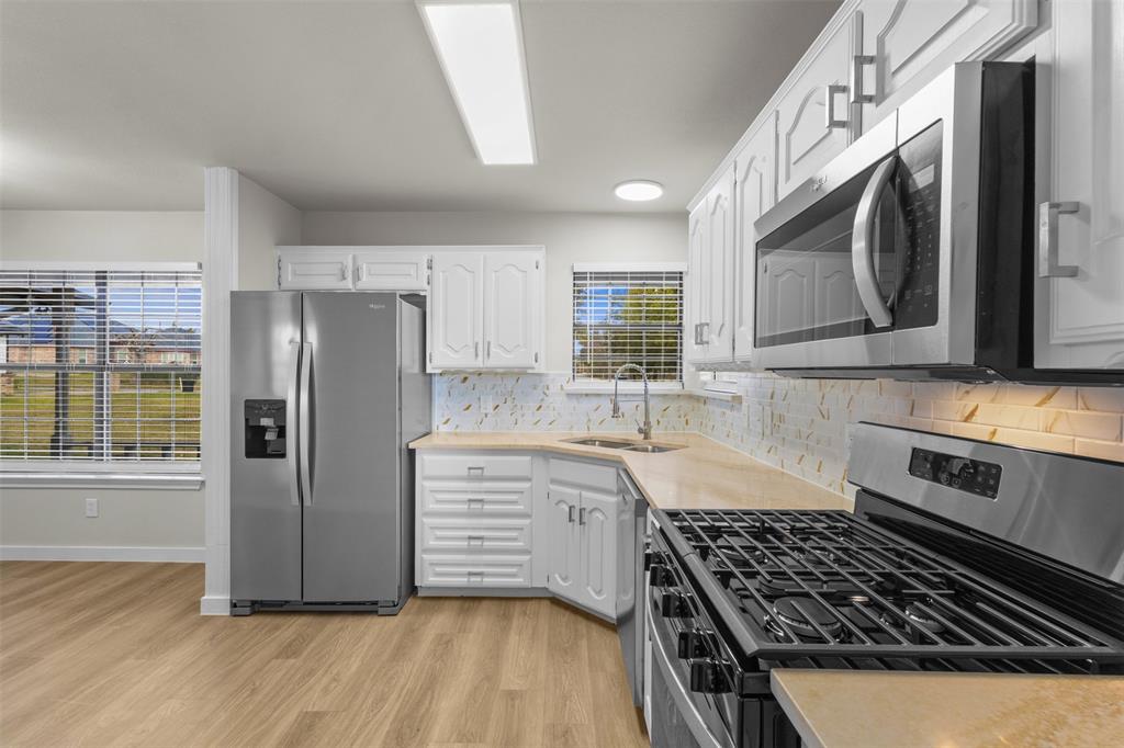 701 Rosehill Road Terrell, TX 75160 - Photo 5 of 20 a kitchen with granite countertop a stove and a refrigerator