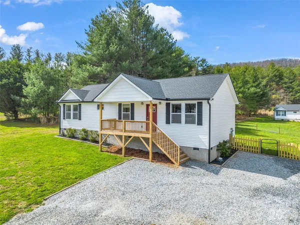 $425,000 | 29 Kanes Drive, Hendersonville, NC 28739