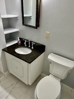 40 Village Road, Unit 610 Middleton, MA 01949 - Photo 21 of 36 a bathroom with a toilet sink and mirror