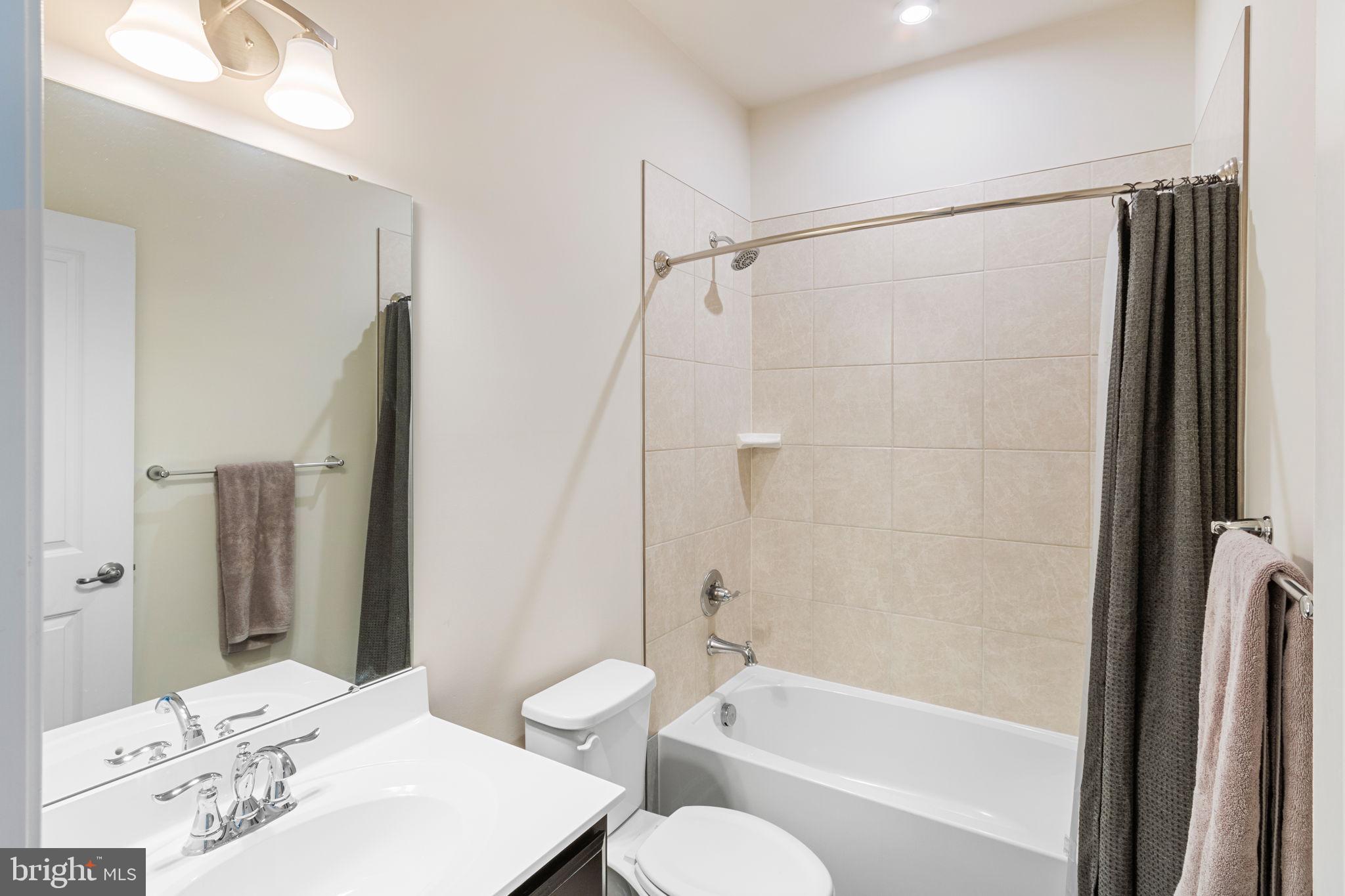 527 View Point Way Fredericksburg, VA 22405 - Photo 36 of 43 Full Hall Bath