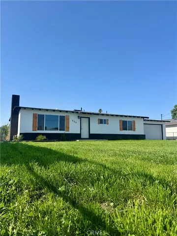 a view of a back yard